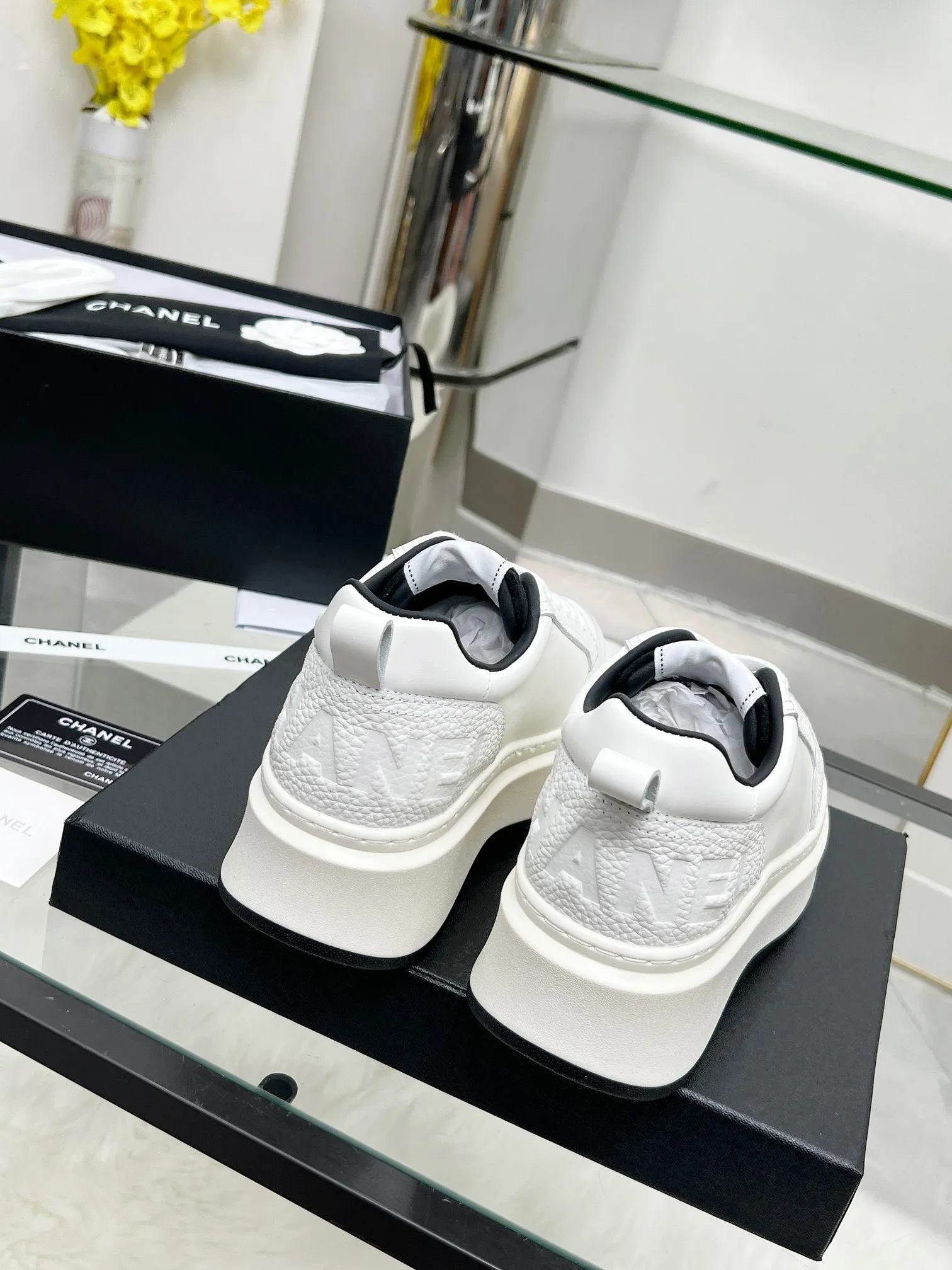 👟👟Ex-factory price 540👟👟 CHANEL 25C spring and summer new sports shoes official website is available at the same time ❤️ Counter out-of-stock kings. Major bloggers are recommending new styles on social days. This season’s new styles are simply eye-catching and look great on the feet. The casual casual sports style is refreshing and natural, interpreting Chanel’s fashionable femininity. The overall customization makes all sports shoes on the market at that time obsolete. This series is now available for sale! The upper is made of custom imported pebbled calf leather ➕ custom frosted calf leather. The lining is made of original one-to-one professionally customized mesh. Hardware accessories. Original full set of molds (not common in the market). Original custom molded TPU combination outsole. Height 4 cm. Women's size 35-39.